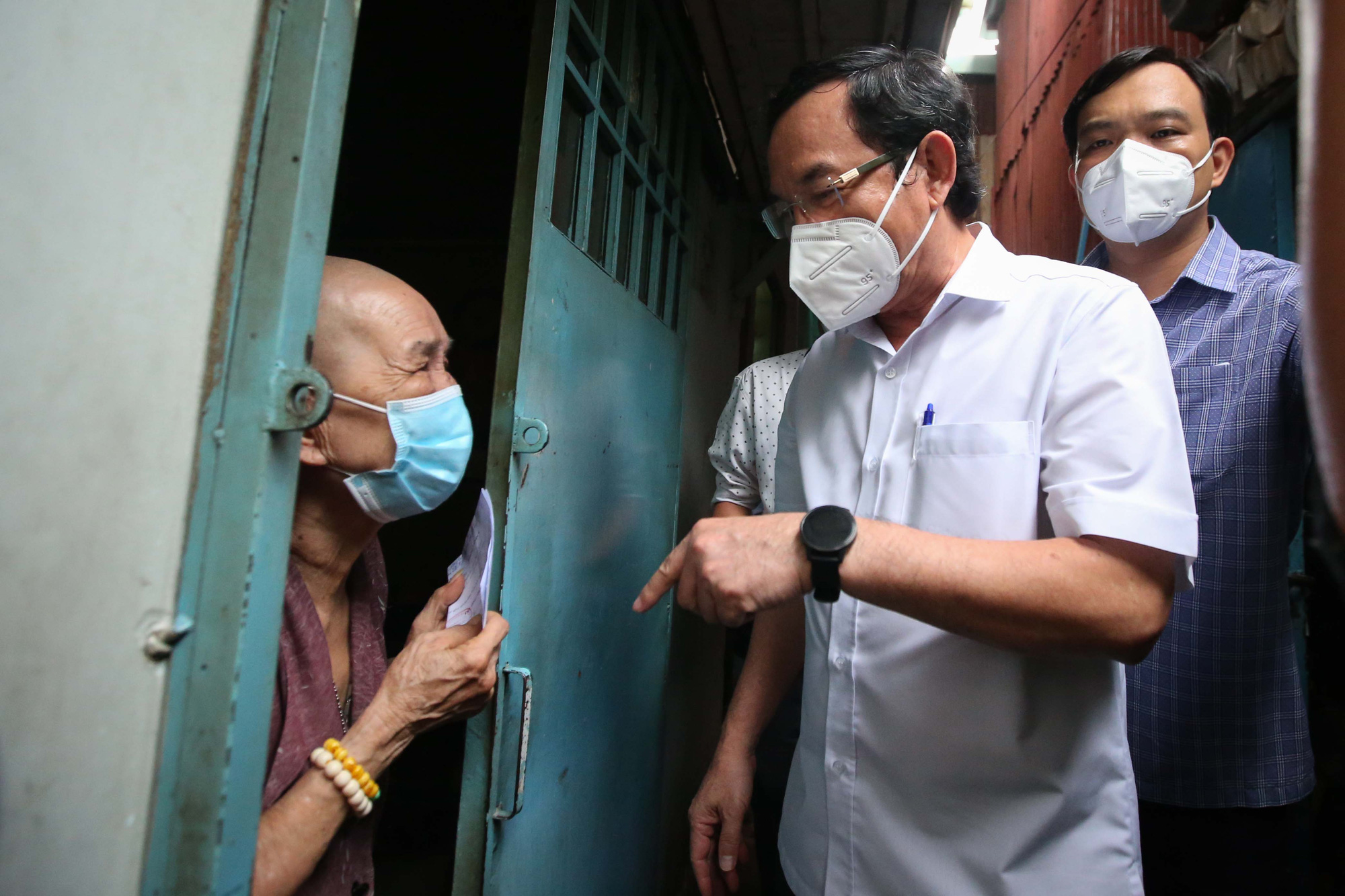 B&iacute; thư Th&agrave;nh ủy TP HCM thăm trẻ mồ c&ocirc;i cha, mẹ v&igrave; Covid-19 - Ảnh 8.
