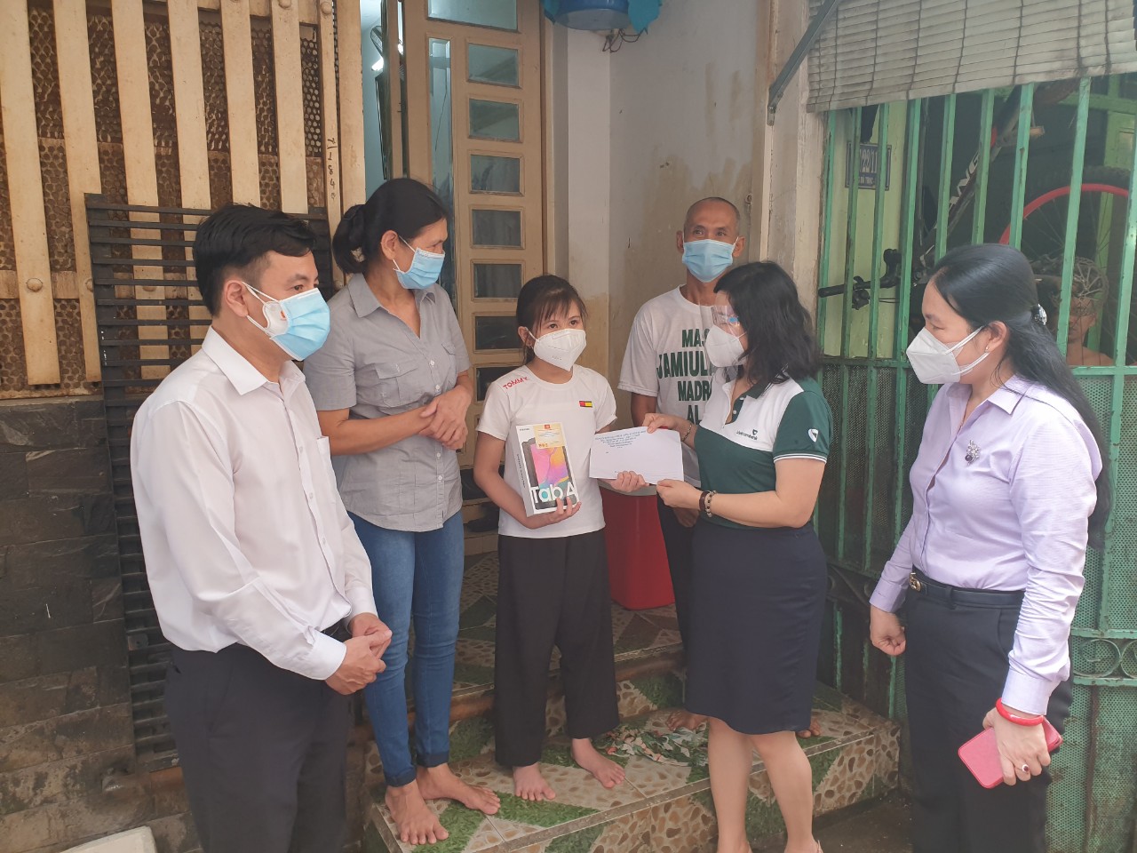 Đảng ủy Khối Dân - Chính - Đảng TP HCM tặng máy tính cho học sinh khó khăn