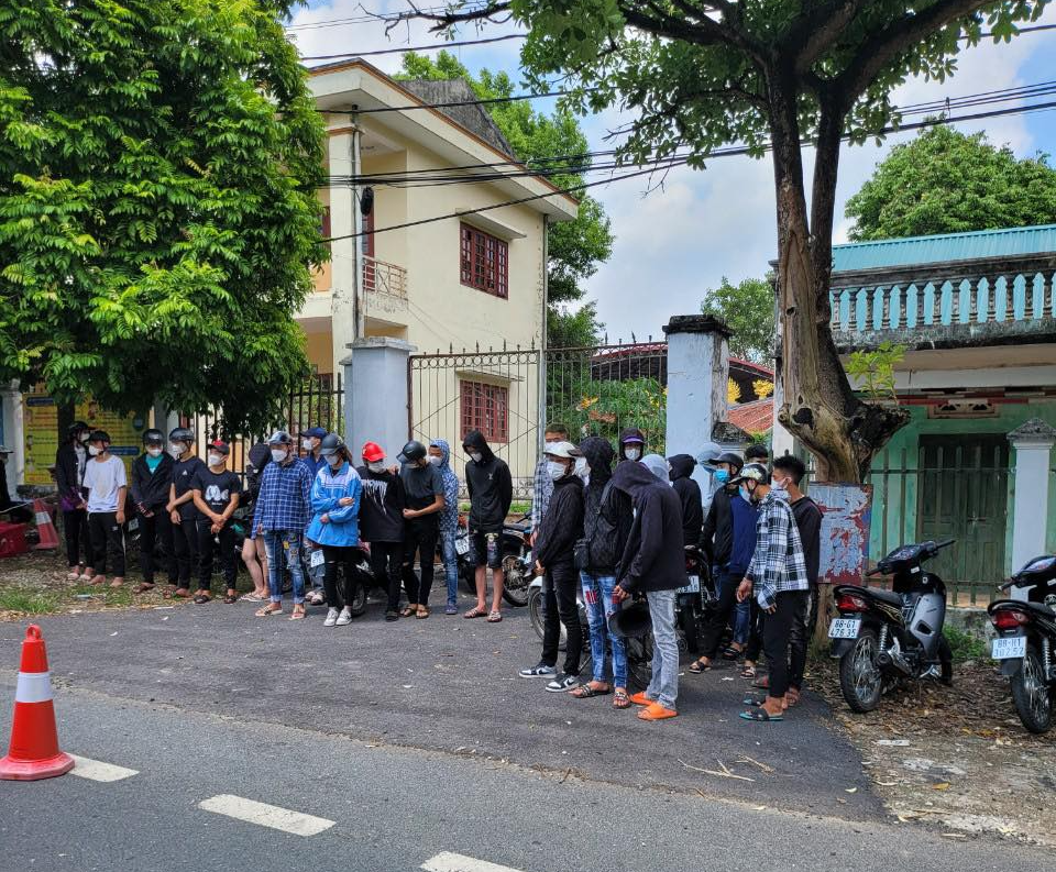 Nh&oacute;m thanh thiếu ni&ecirc;n vượt chốt kiểm dịch Covid-19 l&ecirc;n Tam Đảo đua xe, bốc đầu - Ảnh 1.