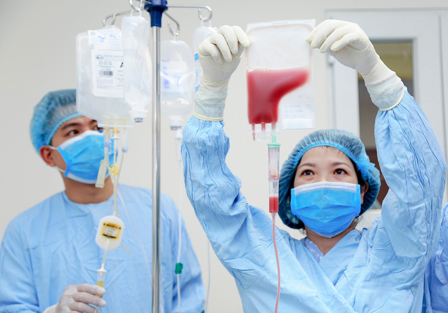 Chuyên gia nói gì về tính khả thi của 2 phương pháp mới điều trị bệnh nhân Covid-19?