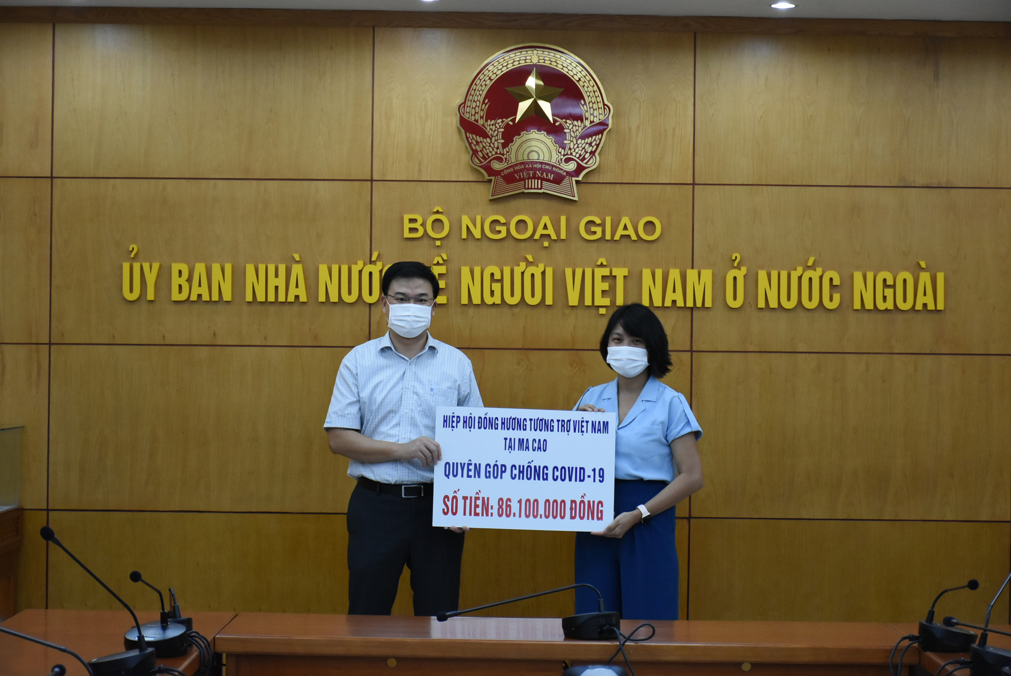 Trao quà của kiều bào quyên góp ủng hộ phòng, chống Covid-19 trong nước - Ảnh 4.