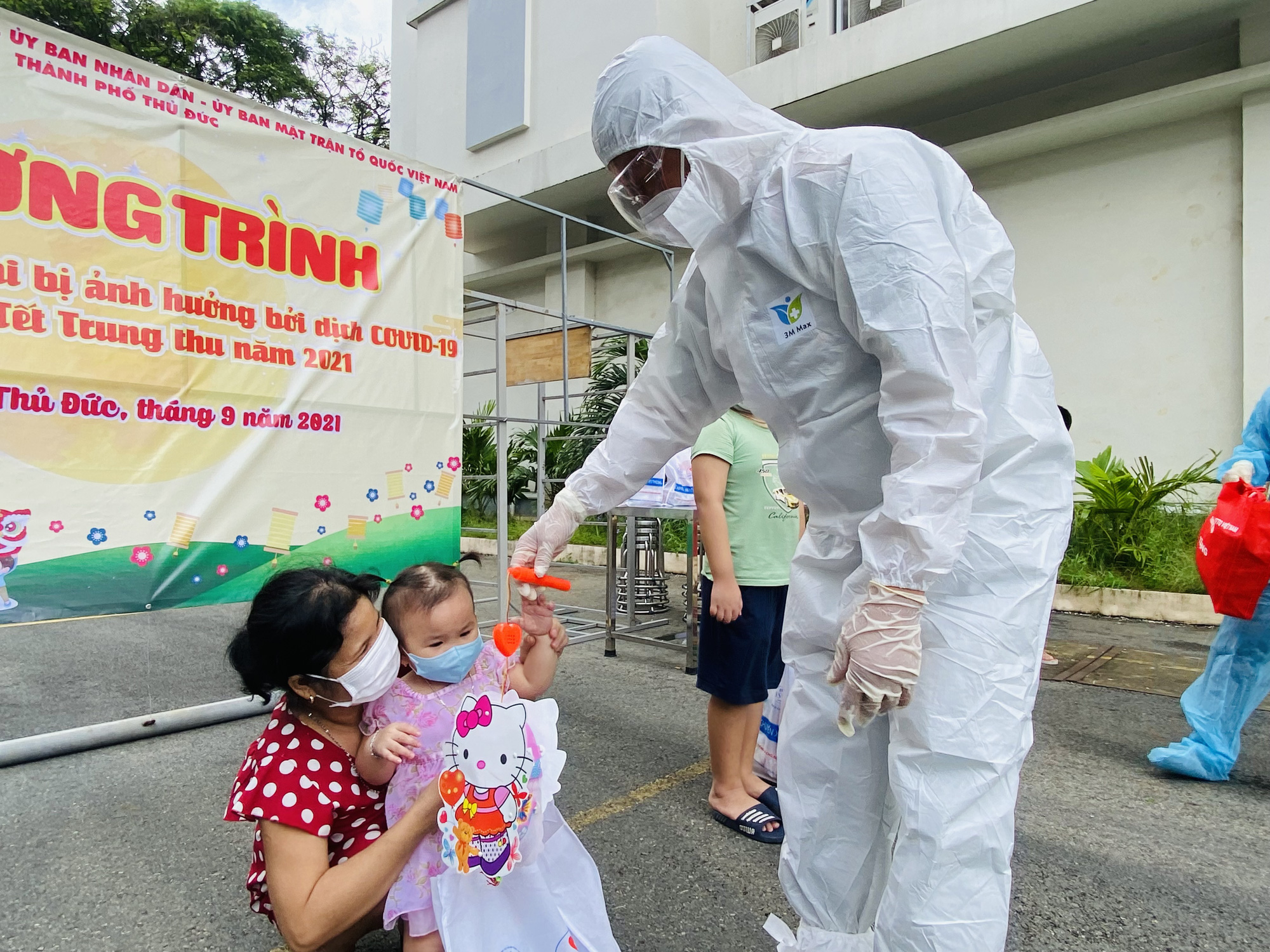 Quà trung thu đến với thiếu nhi khu cách ly, điều trị Covid-19 ở TP Thủ Đức