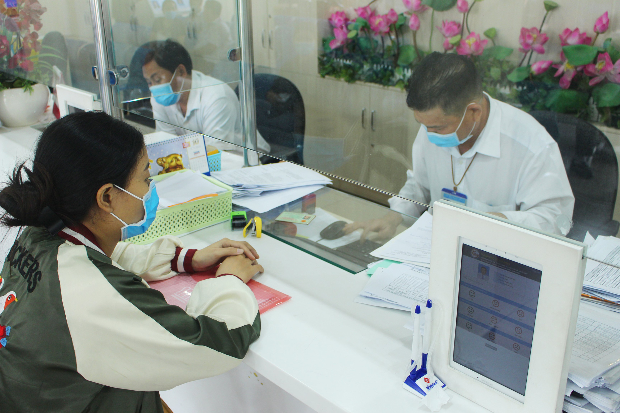 Từ ngày 1-10, người dân TP HCM đến cơ quan nhà nước phải tiêm đủ 2 mũi vắc-xin