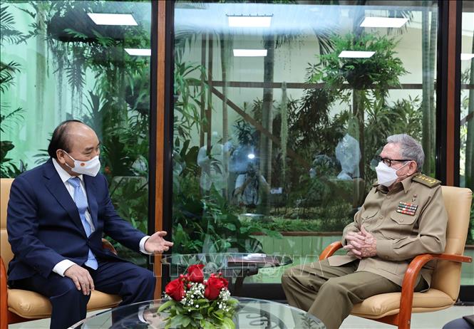 Chủ tịch nước Nguyễn Xuân Phúc gặp Đại tướng Raul Castro Ruz