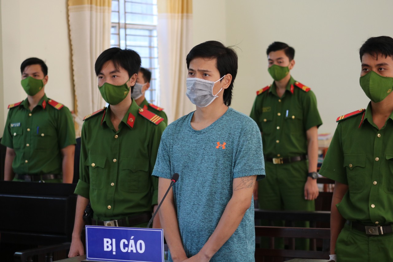 G&atilde; xe &ocirc;m leo qua tường r&agrave;o phong tỏa thăm bạn g&aacute;i, ch&eacute;m trung t&aacute; c&ocirc;ng an - Ảnh 1.