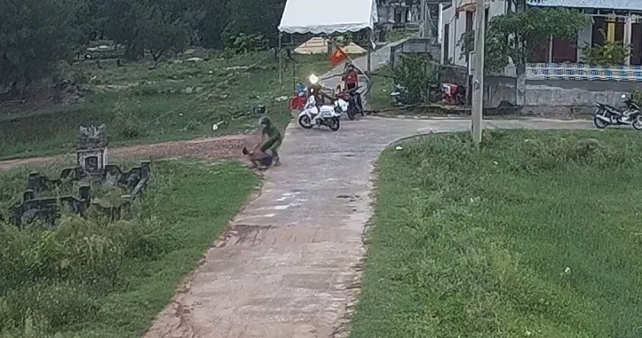 Vượt chốt kiểm dịch Covid-19 bất thành, người đàn ông quay lại đánh công an