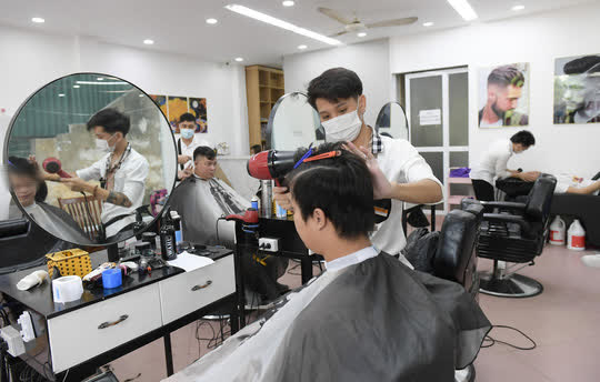 CLIP: Người dân Thủ đô ùn ùn kéo đi cắt tóc trong ngày đầu tiên chấm dứt giãn cách xã hội - Ảnh 6.