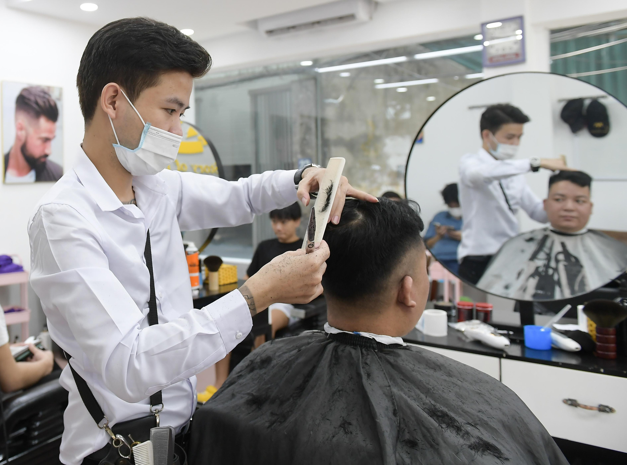 CLIP: Người dân Thủ đô ùn ùn kéo đi cắt tóc trong ngày đầu tiên chấm dứt giãn cách xã hội