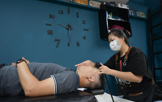 CLIP: Người dân Thủ đô ùn ùn kéo đi cắt tóc trong ngày đầu tiên chấm dứt giãn cách xã hội - Ảnh 14.