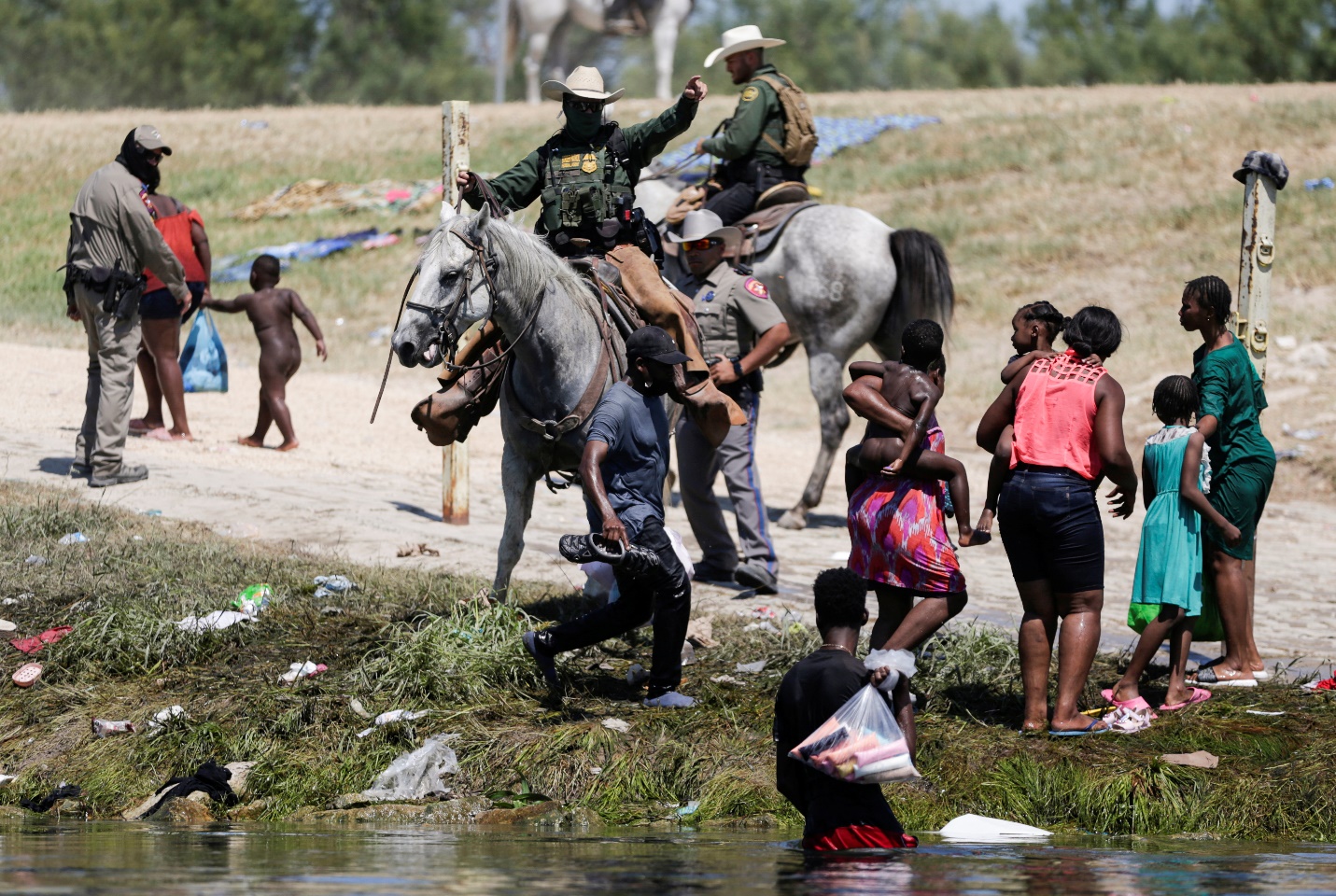 Bi&ecirc;n ph&ograve;ng Mỹ d&ugrave;ng roi da đuổi người di cư Haiti? - Ảnh 2.