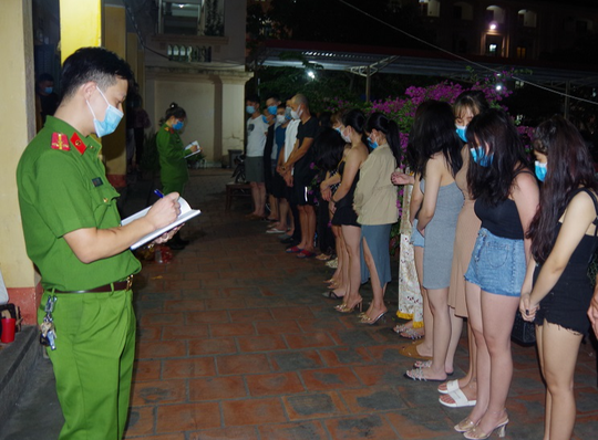 H&agrave;ng chục nam, nữ thanh ni&ecirc;n mở tiệc th&aacute;c loạn trong nh&agrave; nghỉ - Ảnh 1.