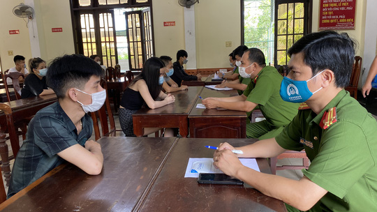 H&agrave;ng chục nam, nữ thanh ni&ecirc;n mở tiệc th&aacute;c loạn trong nh&agrave; nghỉ - Ảnh 2.