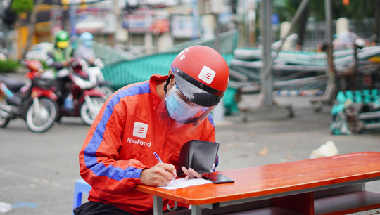 Đường phố TP HCM tấp nập, shipper hối hả giao hàng - Ảnh 2.