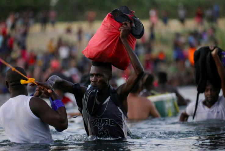 Bi&ecirc;n ph&ograve;ng Mỹ d&ugrave;ng roi da đuổi người di cư Haiti? - Ảnh 6.