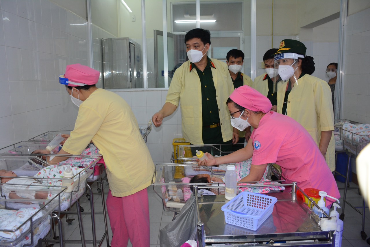 Bộ Quốc phòng thăm và tặng quà Trung Thu cho trẻ sơ sinh - Ảnh 3.