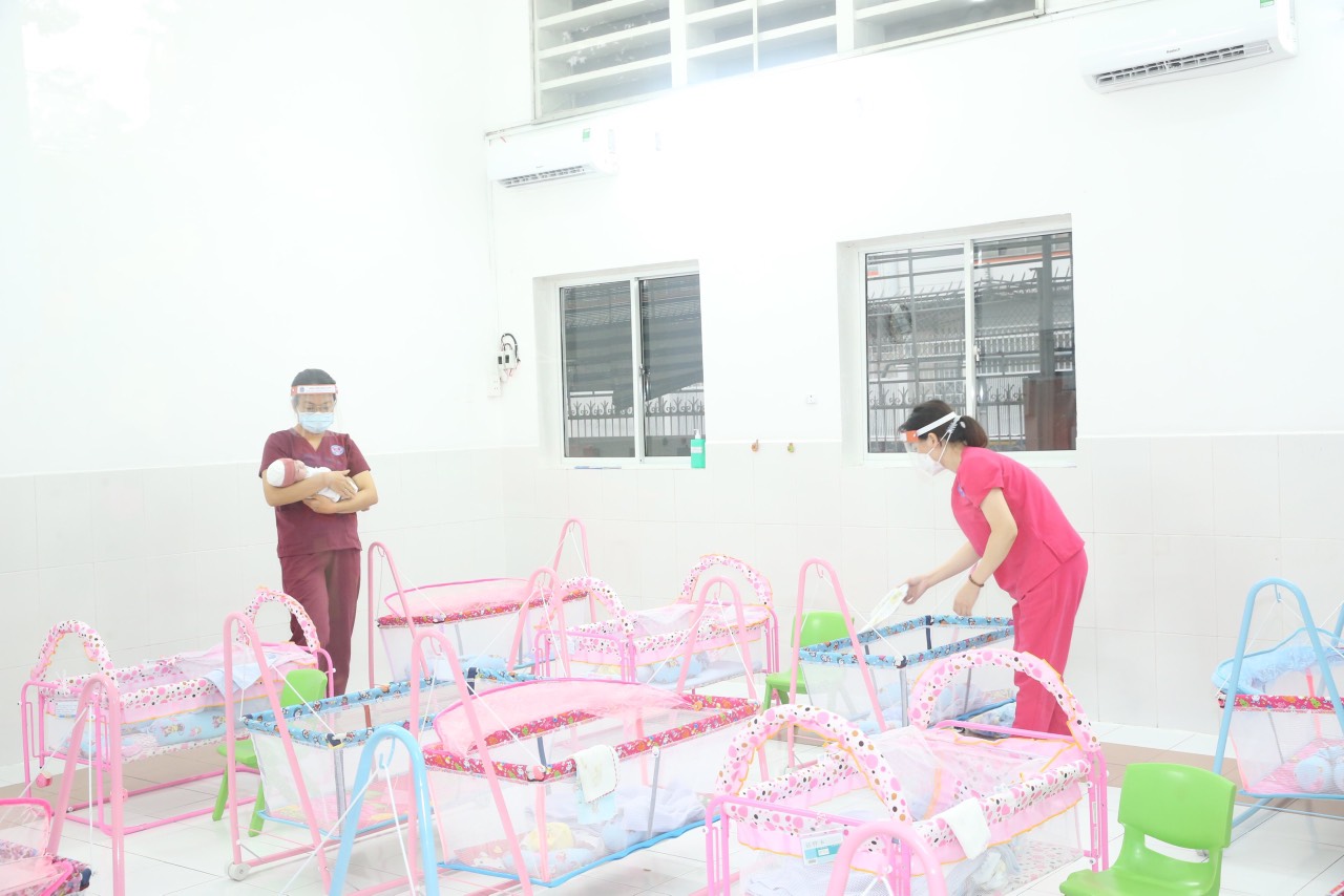 Bộ Quốc phòng thăm và tặng quà Trung Thu cho trẻ sơ sinh - Ảnh 4.