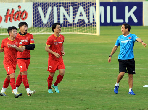 Xoay tua đội tuyển ở AFF Cup