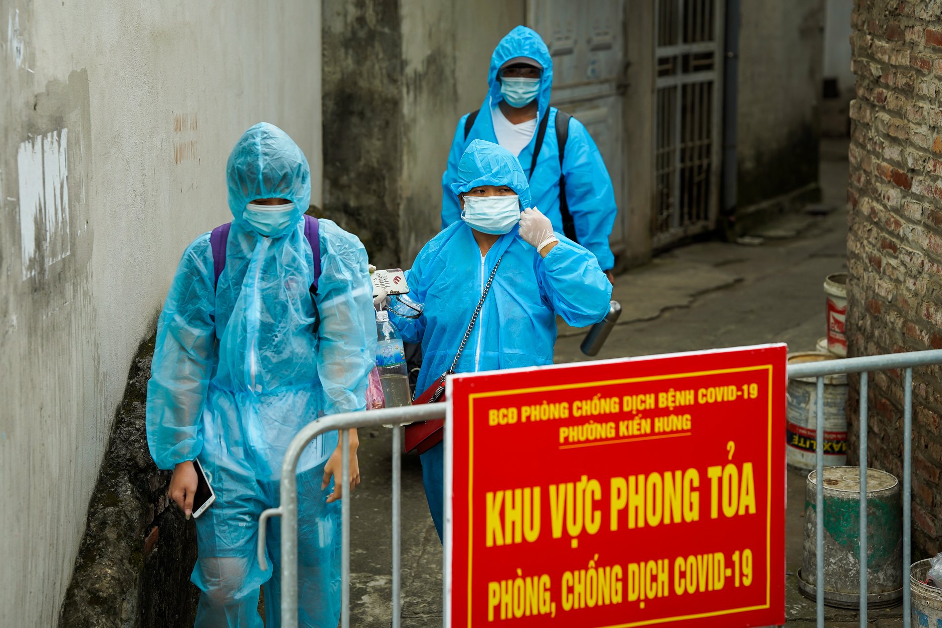 Phong toả một cụm d&acirc;n cư v&igrave; 2 ca Covid-19 chưa r&otilde; nguồn l&acirc;y - Ảnh 8.