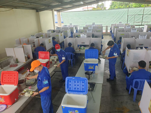 Chăm lo bữa ăn của công nhân "3 tại chỗ"