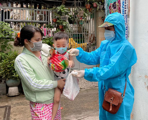 Trung thu ấm áp cho con công nhân khó khăn