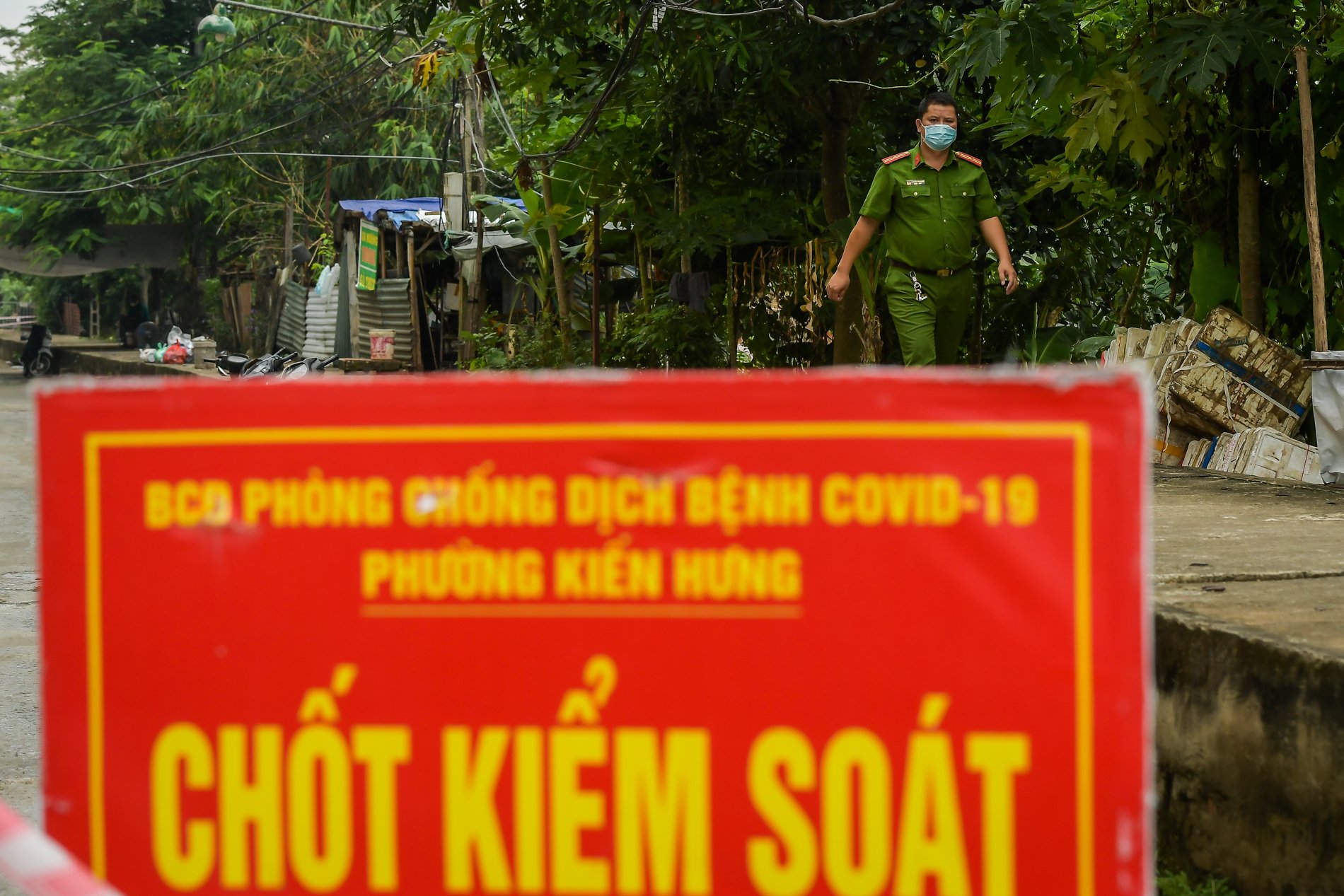 Phong toả một cụm d&acirc;n cư v&igrave; 2 ca Covid-19 chưa r&otilde; nguồn l&acirc;y - Ảnh 5.