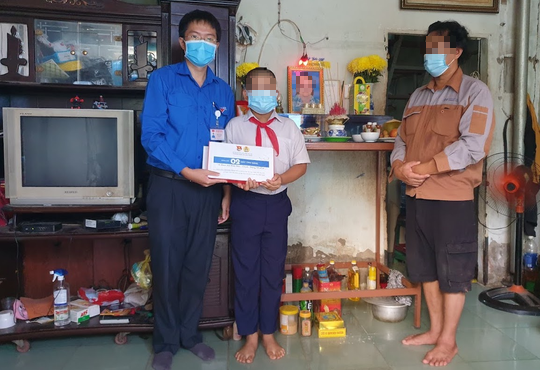 Đo&agrave;n Khối D&acirc;n- Ch&iacute;nh- Đảng TP HCM tặng m&aacute;y t&iacute;nh bảng cho trẻ kh&oacute; khăn, mồ c&ocirc;i do Covid - Ảnh 1.