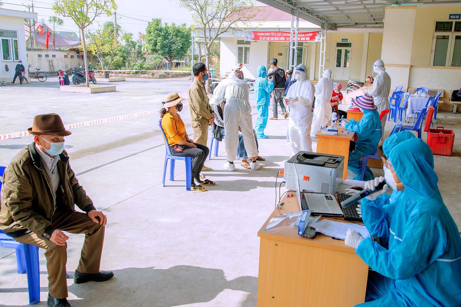Xét nghiệm SARS-CoV-2 đối với hàng hóa và phương tiện tại cửa khẩu Móng Cái