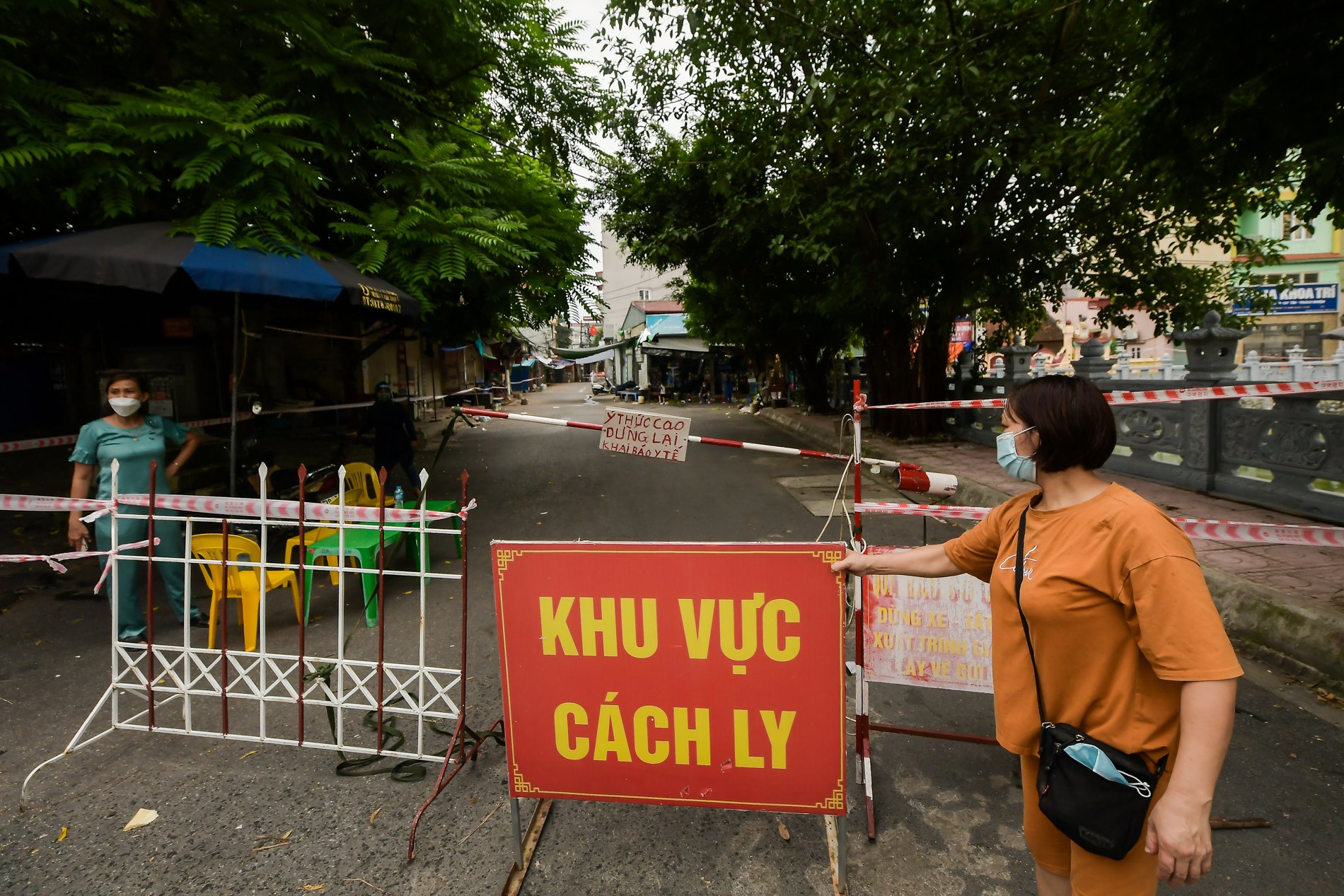 Phong toả một cụm d&acirc;n cư v&igrave; 2 ca Covid-19 chưa r&otilde; nguồn l&acirc;y - Ảnh 7.