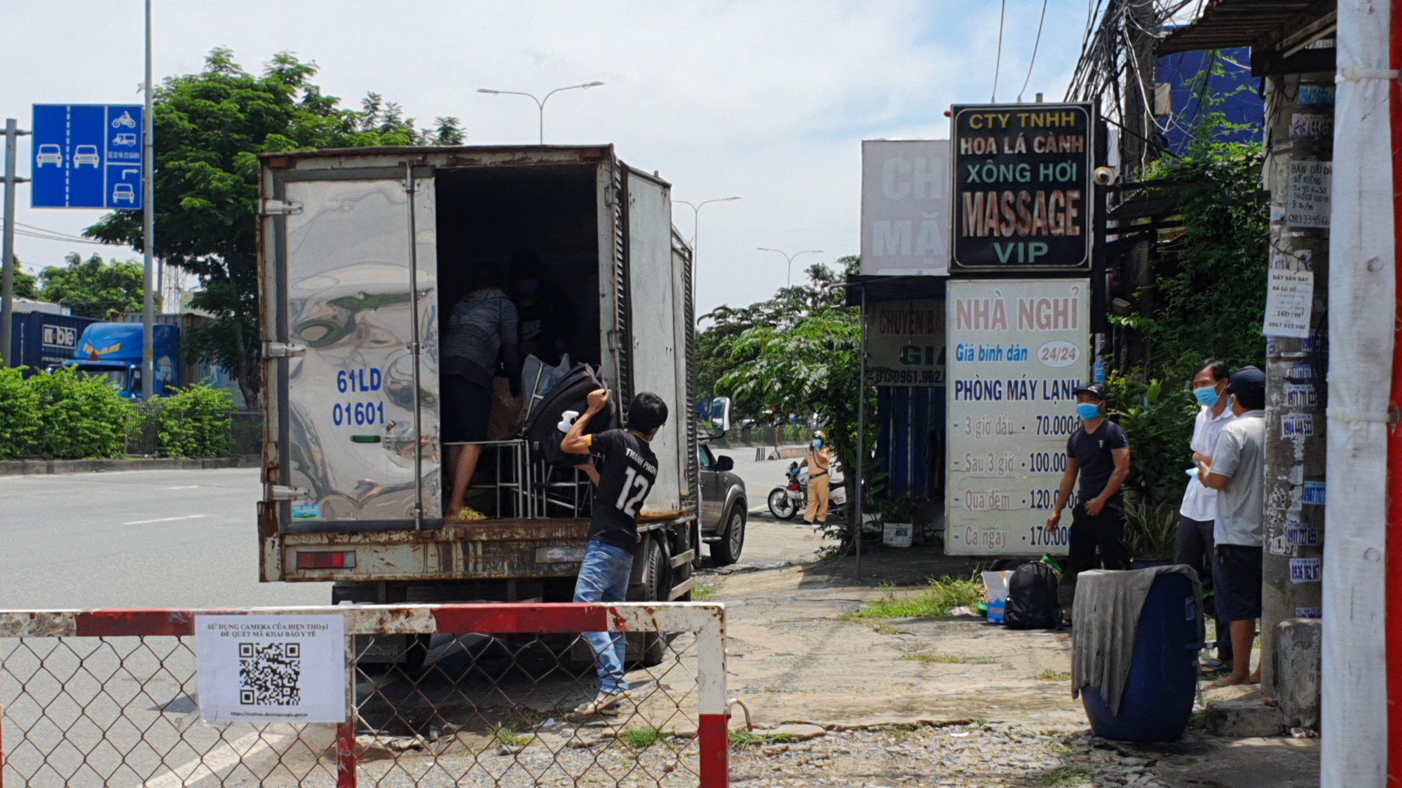 TP HCM: Tá hỏa với những bí mật "động trời" trong xe "luồng xanh"