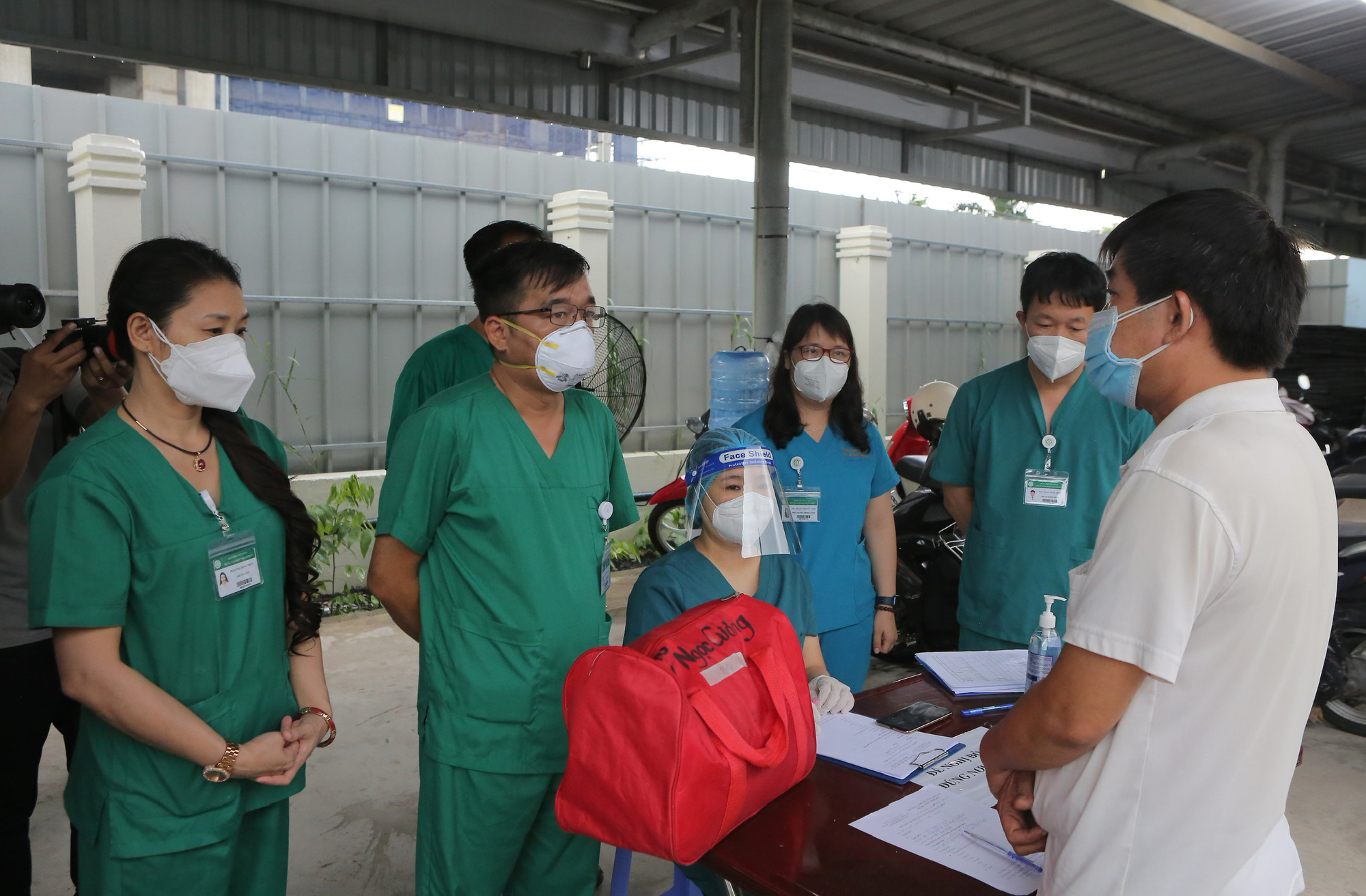 Nghẹn ng&agrave;o gi&acirc;y ph&uacute;t người th&acirc;n nhận lại kỷ vật của bệnh nh&acirc;n Covid-19 tử vong - Ảnh 1.