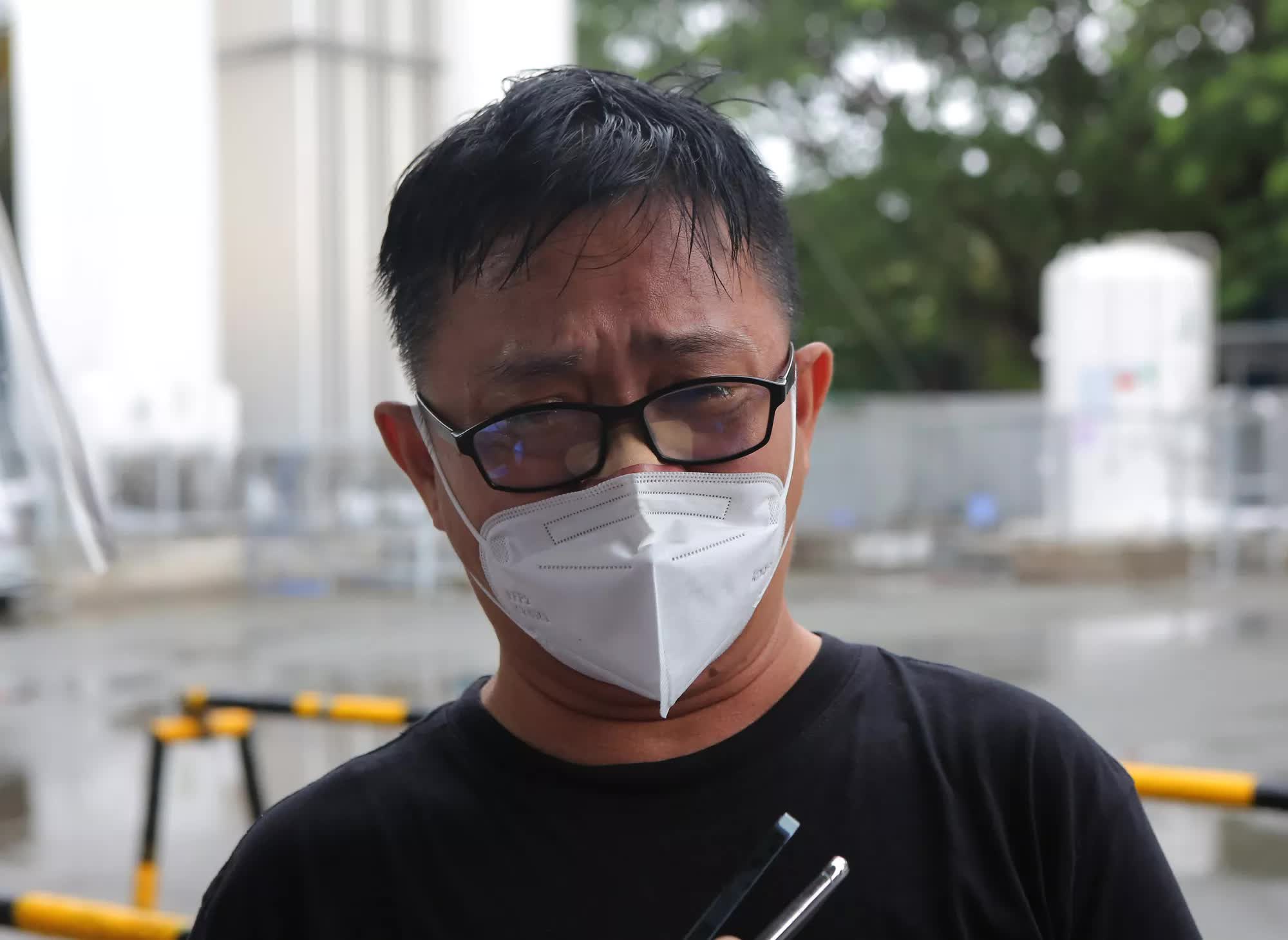 Nghẹn ng&agrave;o gi&acirc;y ph&uacute;t người th&acirc;n nhận lại kỷ vật của bệnh nh&acirc;n Covid-19 tử vong - Ảnh 2.
