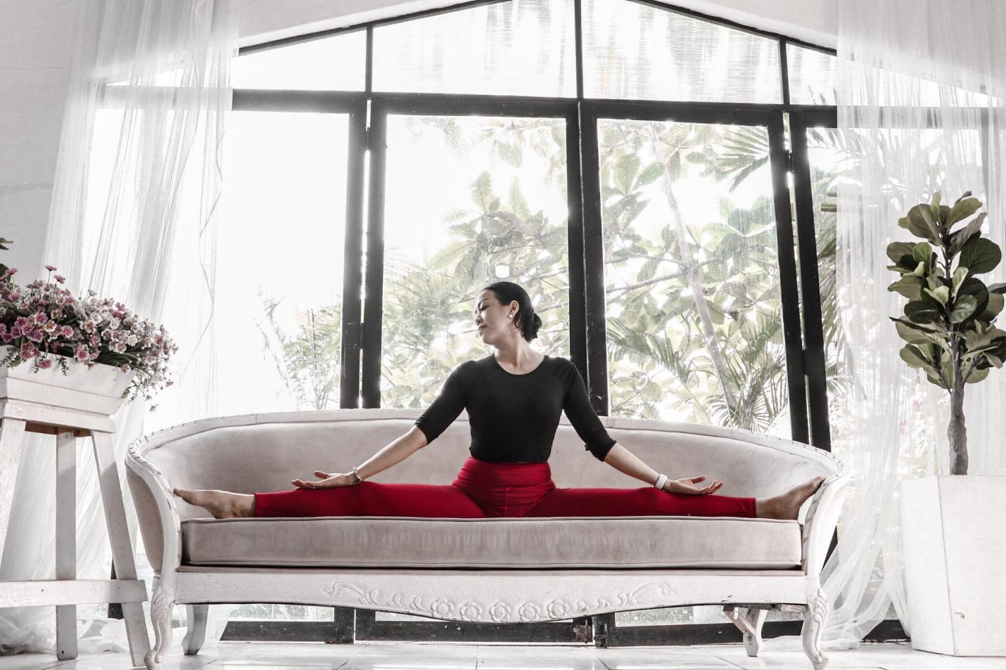 Người phụ nữ nhiệt huyết với yoga v&agrave; thiền  - Ảnh 2.