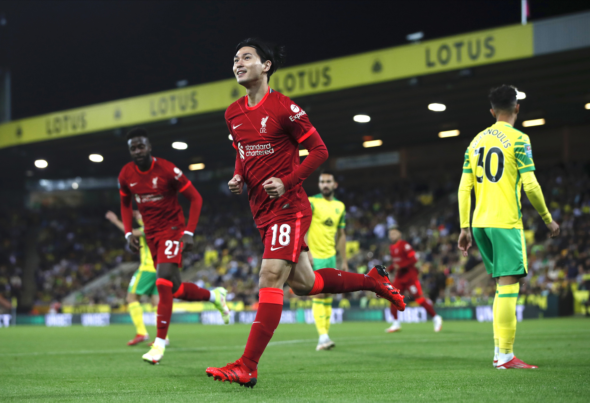 Sao trẻ lập công, Man City và Liverpool dội mưa bàn thắng ở League Cup