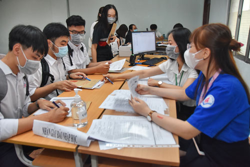 Sinh viên nhập học xin giảm, giãn đóng học phí