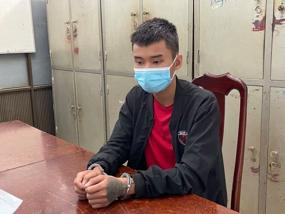 Nhớ lại thù cũ, thanh niên 19 tuổi đâm chết người tại quán nhậu