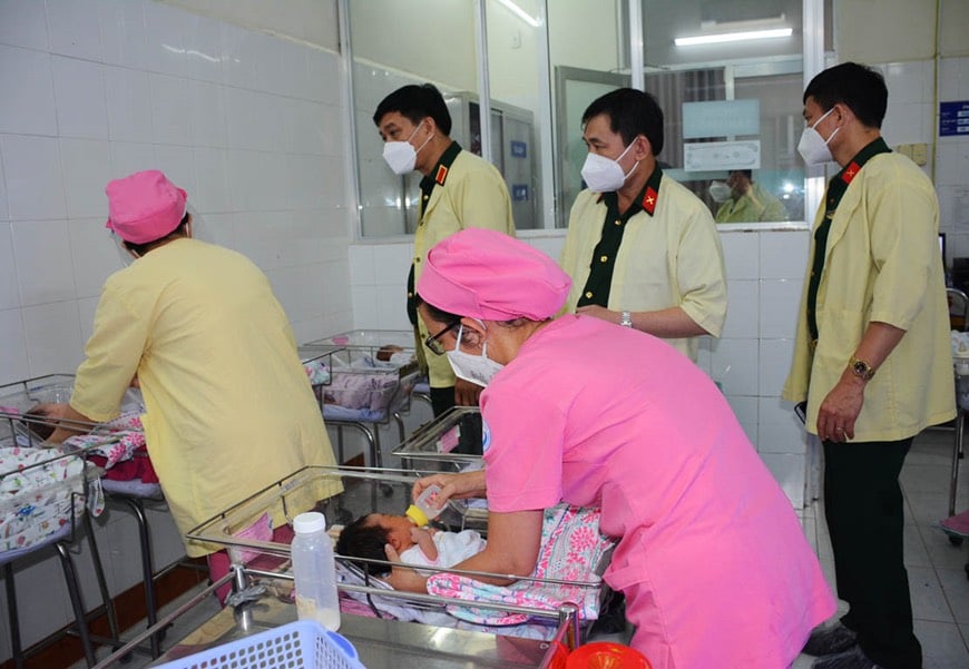 Bộ Quốc phòng thăm và tặng quà Trung Thu cho trẻ sơ sinh