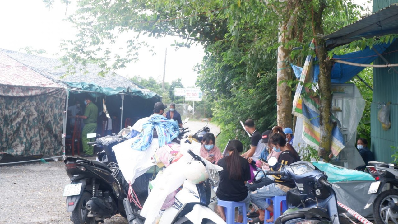 Nhiều người tự túc về quê “mắc kẹt” tại các chốt ở miền Tây - Ảnh 4.