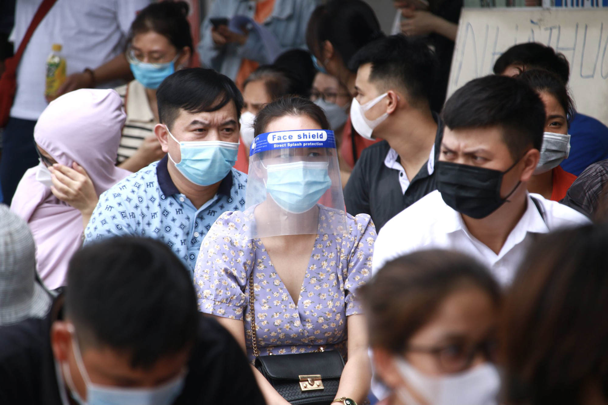 Hàng trăm người dân có bệnh nền xếp hàng chờ tiêm vắc-xin Covid-19