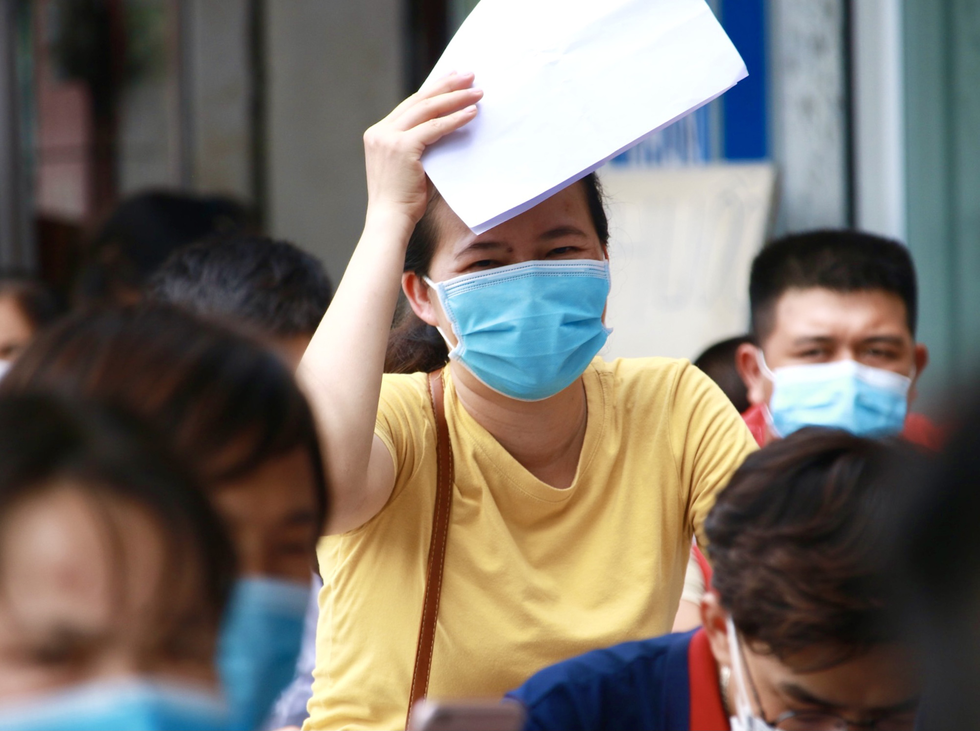 Hàng trăm người dân có bệnh nền xếp hàng chờ tiêm vắc-xin Covid-19 - Ảnh 10.