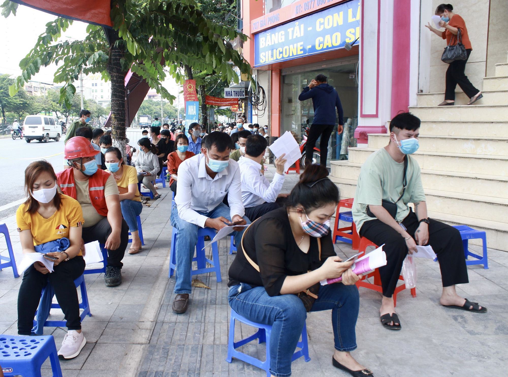 Hàng trăm người dân có bệnh nền xếp hàng chờ tiêm vắc-xin Covid-19 - Ảnh 2.