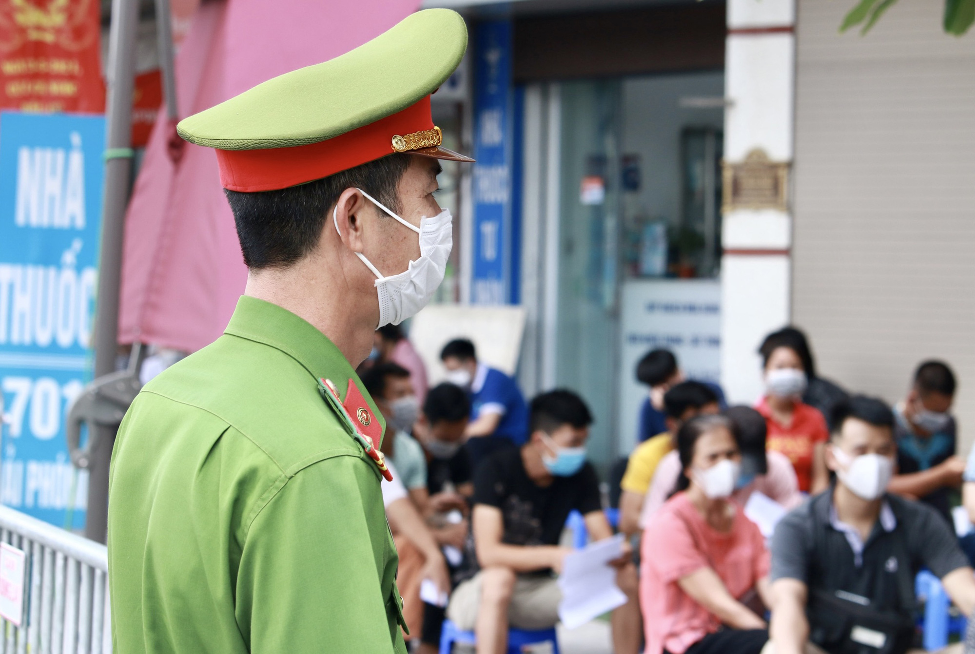 Hàng trăm người dân có bệnh nền xếp hàng chờ tiêm vắc-xin Covid-19 - Ảnh 3.