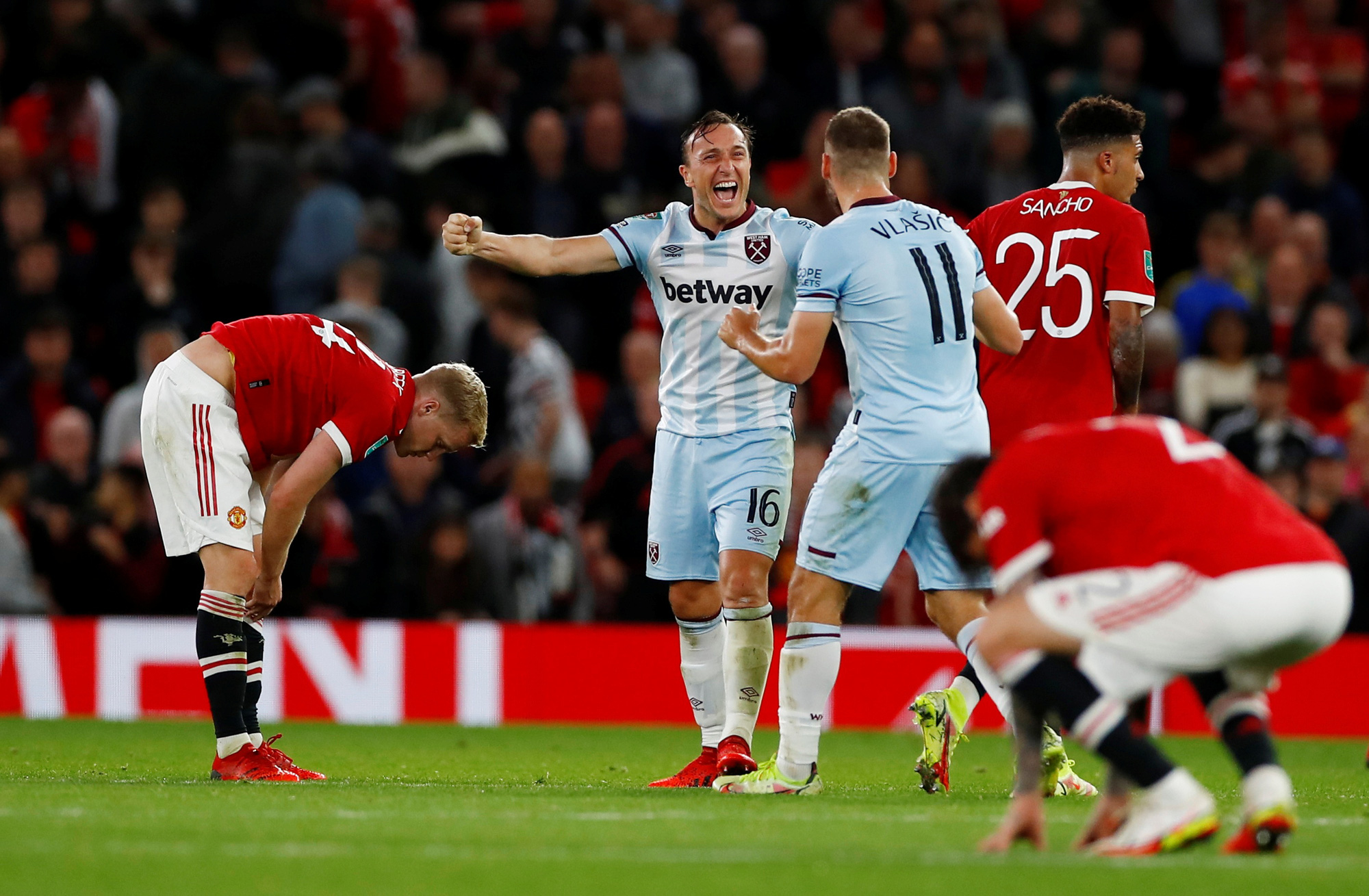 B&aacute;o ch&iacute; Anh ch&ecirc; cười Man United sau c&uacute; sốc bị loại ở v&ograve;ng 3 League Cup - Ảnh 4.
