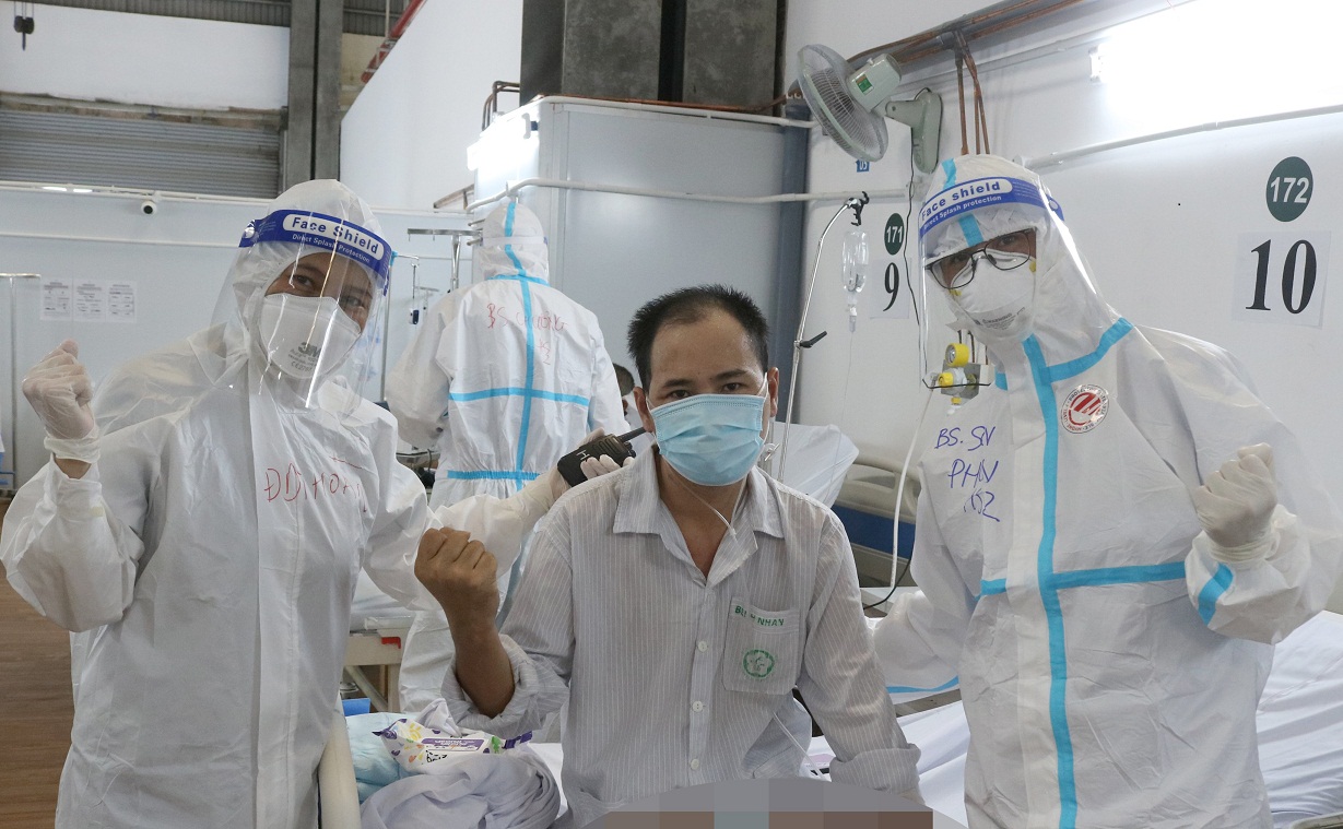 Nam bệnh nhân trẻ mắc Covid-19 nguy kịch hồi phục ngoạn mục sau hơn 1 tháng điều trị - Ảnh 1.