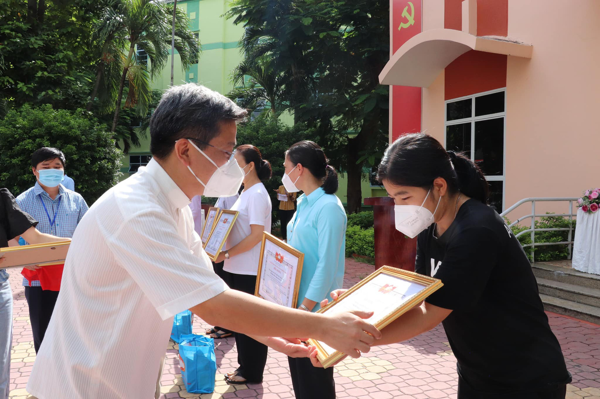Người tr&ecirc;n 18 tuổi chưa ti&ecirc;m vắc-xin phải đăng k&yacute; thế n&agrave;o? - Ảnh 1.