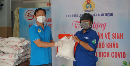 Hỗ trợ thực phẩm cho người lao động khó khăn