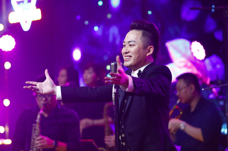 Tùng Dương gây choáng vì hát "Kiếp ve sầu" theo điệu cha cha cha