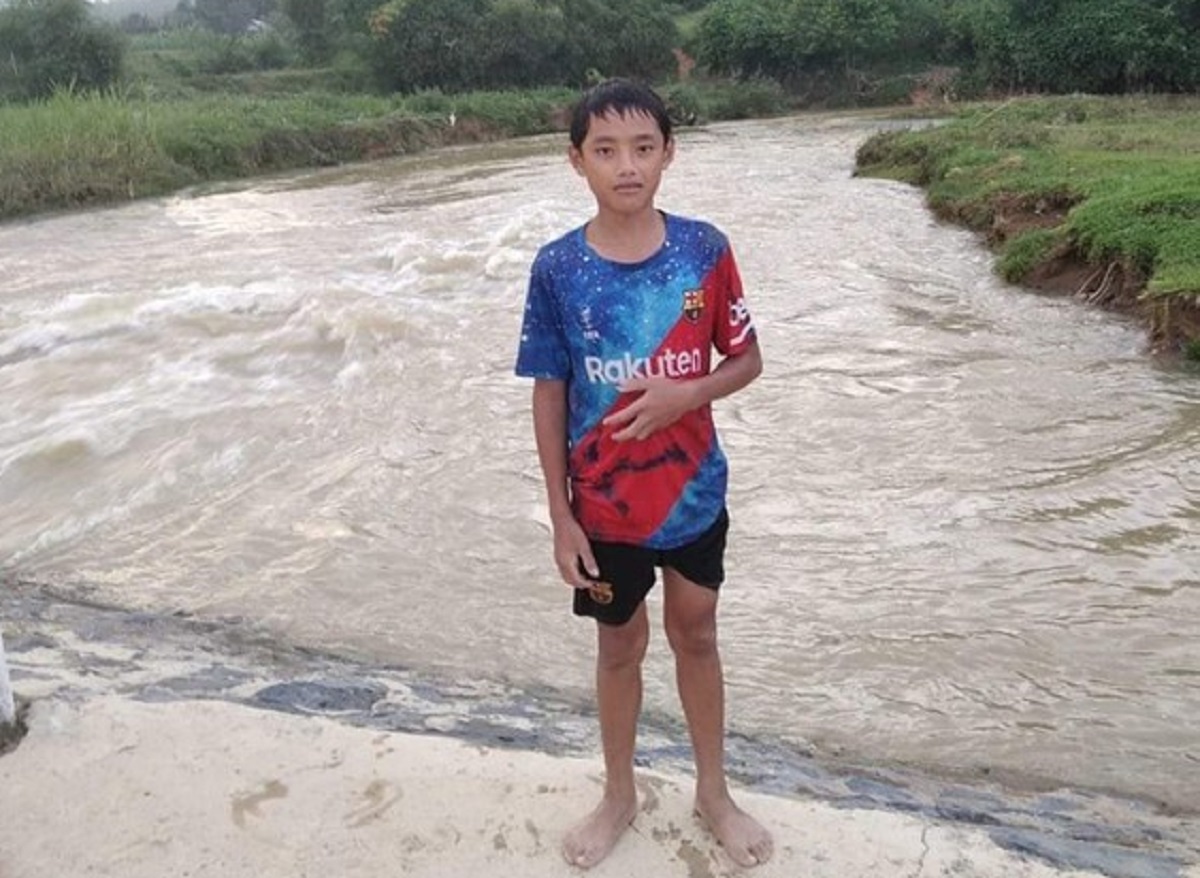 Nam sinh lớp 7 dũng cảm lao xuống dòng nước dữ cứu bé gái 9 tuổi