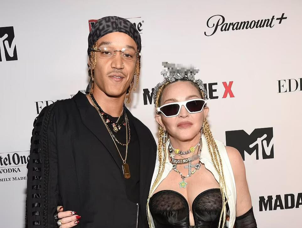 Madonna gợi cảm sánh đôi “phi công” kém 36 tuổi lên thảm đỏ