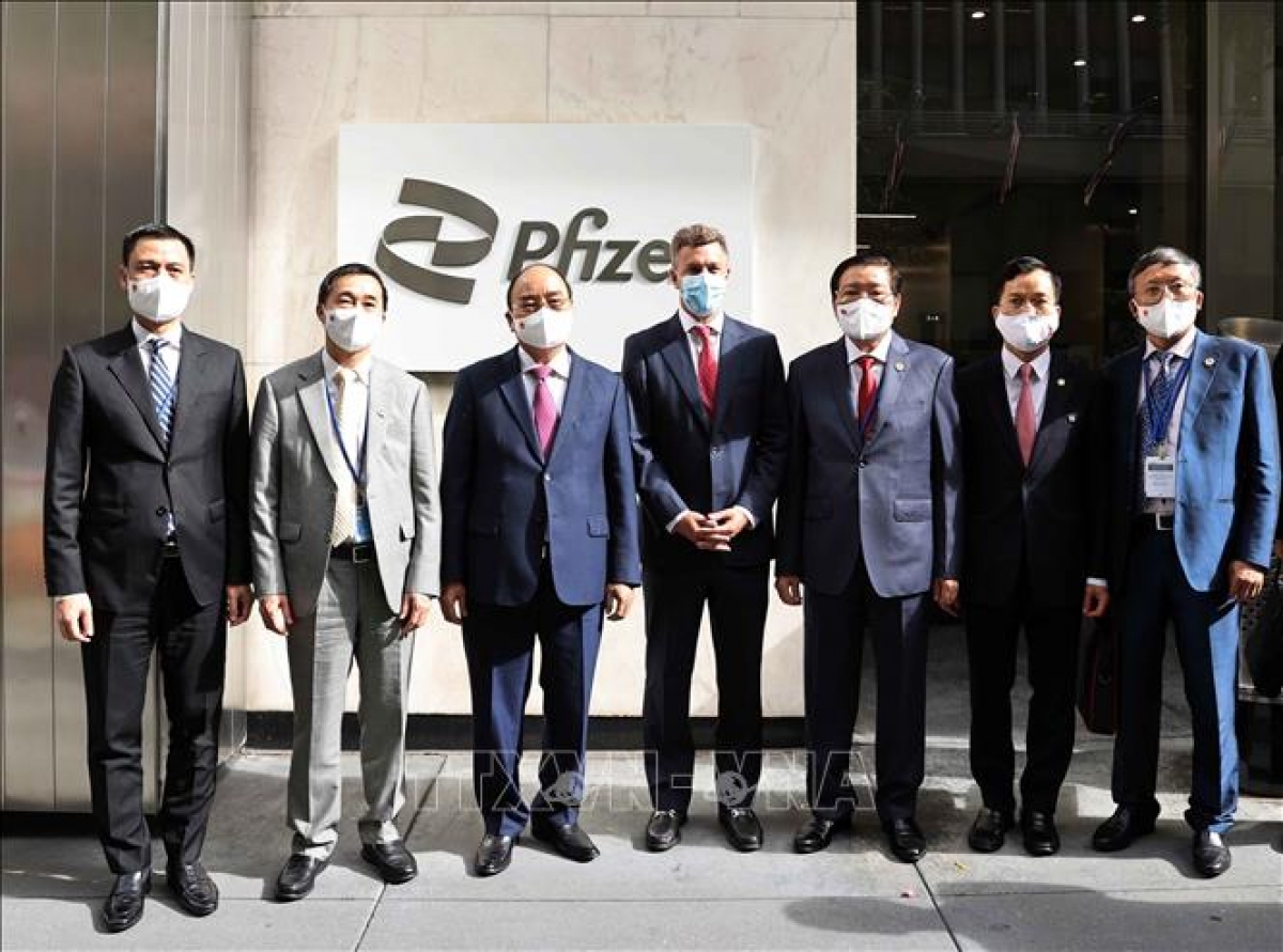 Chủ tịch nước Nguyễn Xuân Phúc đề nghị Pfizer giao sớm nhất vắc-xin cho trẻ em