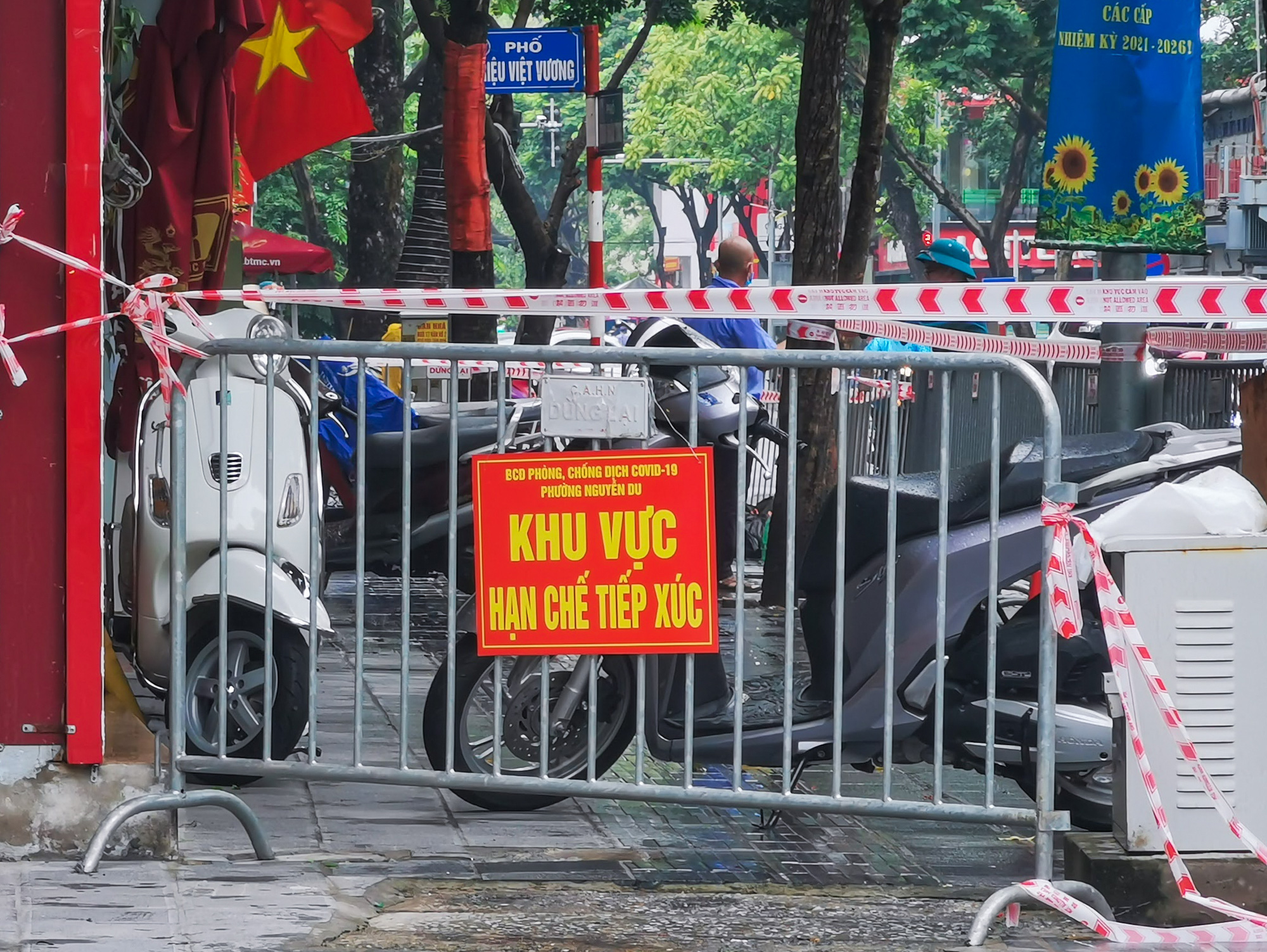 Phong toả cụm d&acirc;n cư c&oacute; hiệu v&agrave;ng nổi tiếng v&igrave; ca dương t&iacute;nh SARS-CoV-2 chưa r&otilde; nguồn l&acirc;y - Ảnh 7.